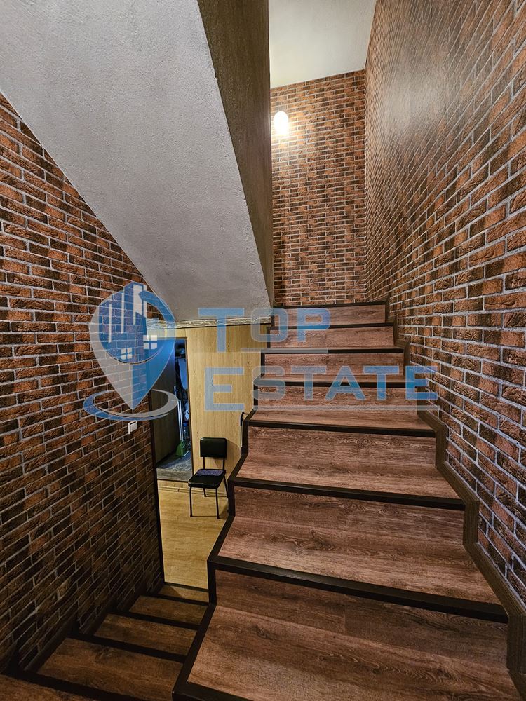 Двуетажна тухлена и обзаведена къща в село Хаджидимитрово-0 Двуетажна тухлена и обзаведена къща в село Хаджидимитрово - 0