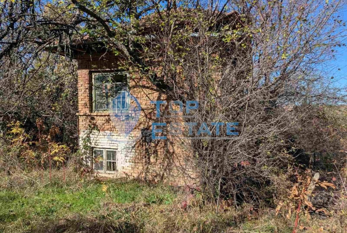 Голям парцел със стара къща и кладенец в село Кавлак, област Велико Търново - 0