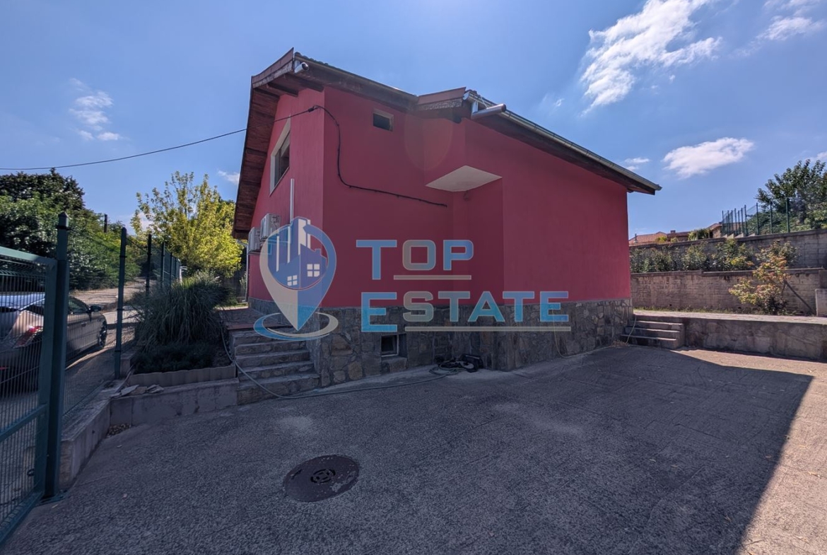 Масивна двуетажна къща в село Караисен - 0