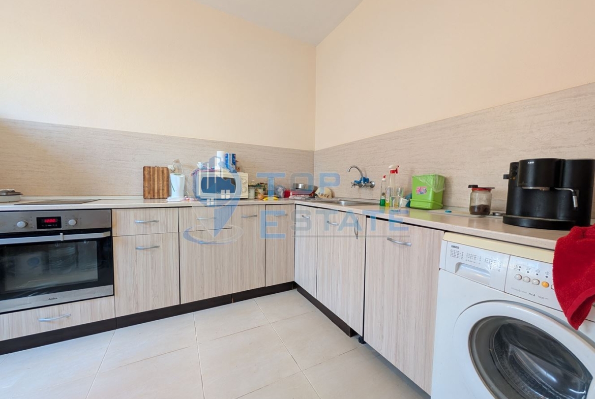 Масивна двуетажна къща в село Караисен - 0