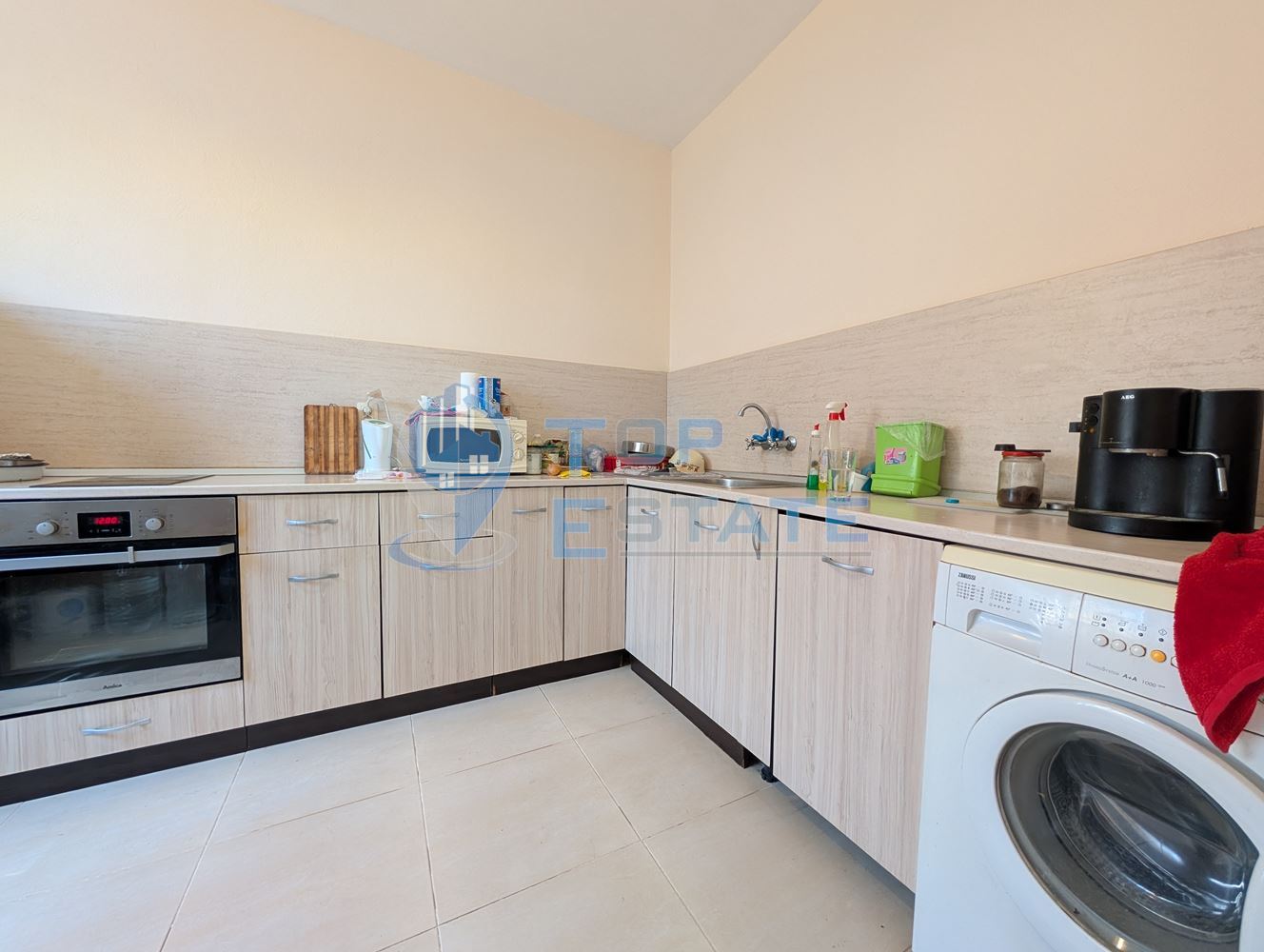 Масивна двуетажна къща в село Караисен - 0