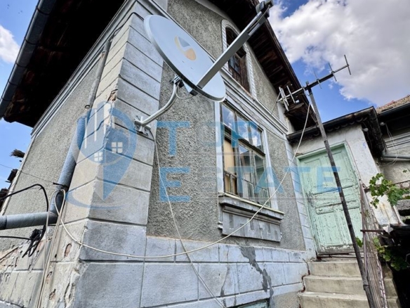 Тухлена къща с кладенец и голям двор в село Александрово, област Велико Търново - 0