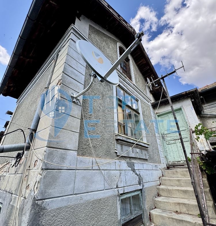 Тухлена къща с кладенец и голям двор в село Александрово, област Велико Търново - 0