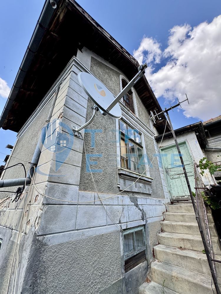 Тухлена къща с кладенец и голям двор в село Александрово, област Велико Търново - 0