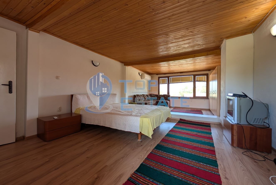 Масивна двуетажна къща в село Караисен - 0