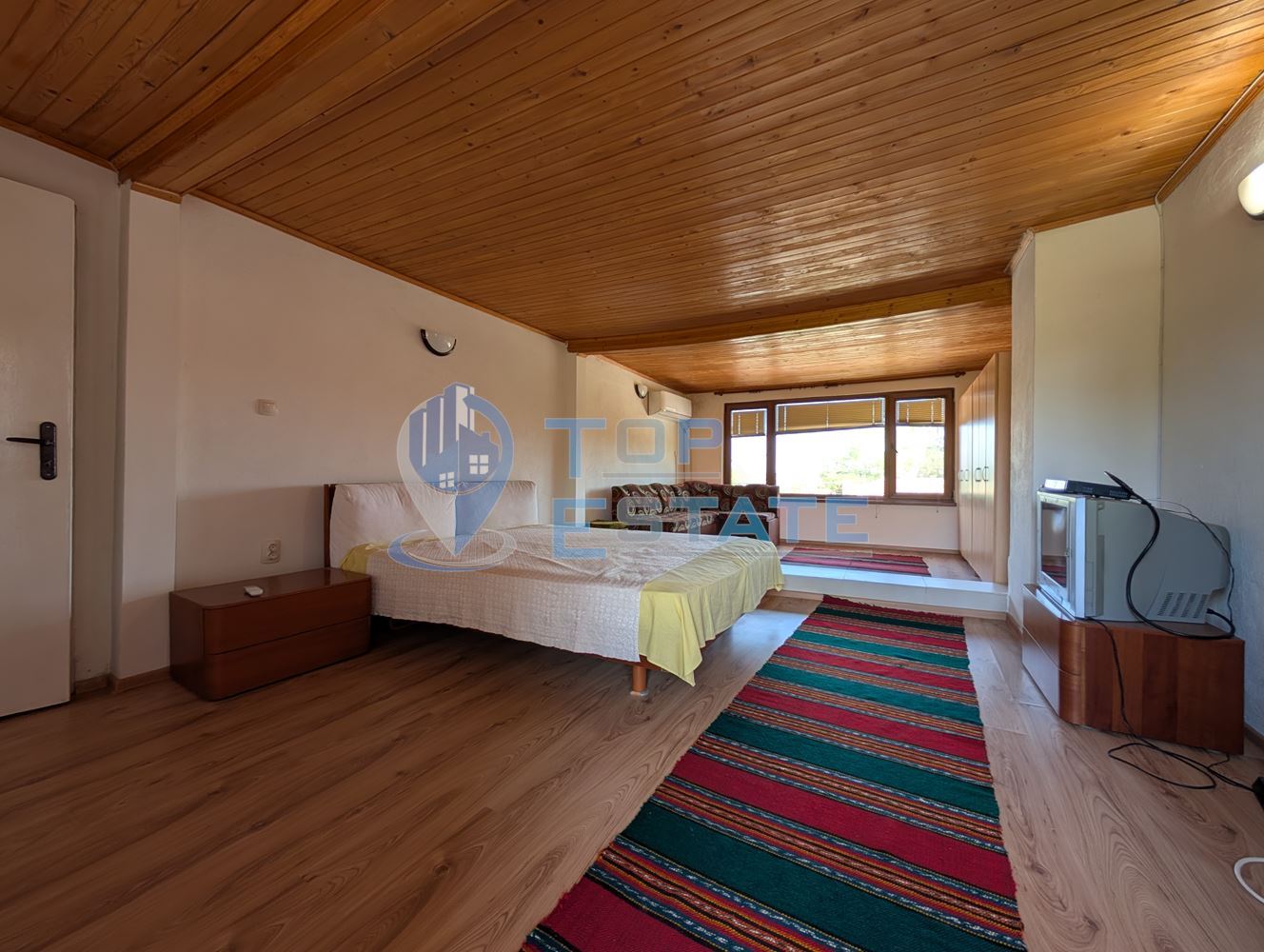 Масивна двуетажна къща в село Караисен - 0