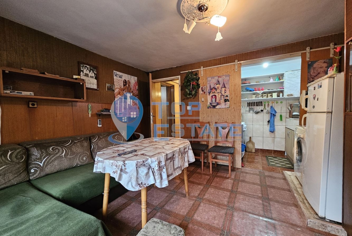 Двуетажна тухлена и обзаведена къща в село Хаджидимитрово - 0