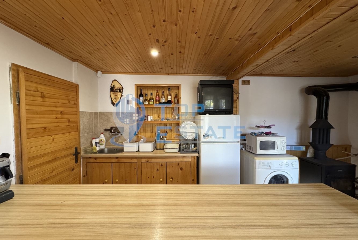 Двуетажна вила с красива гледка във вилна зона на град Дряново - 0