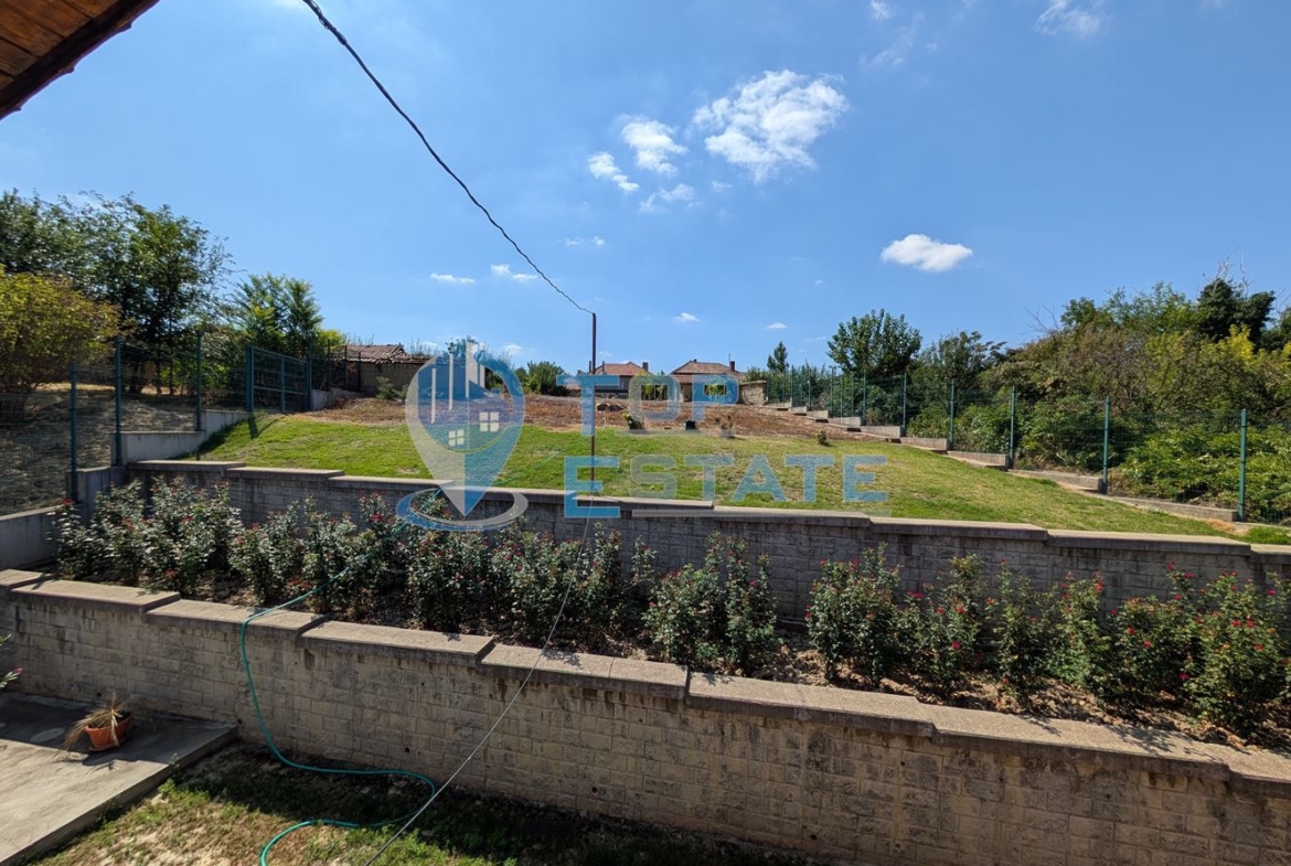 Масивна двуетажна къща в село Караисен - 0