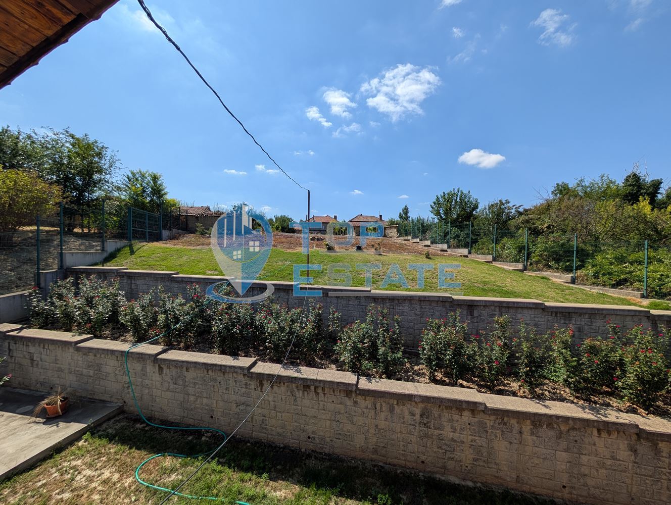 Масивна двуетажна къща в село Караисен - 0