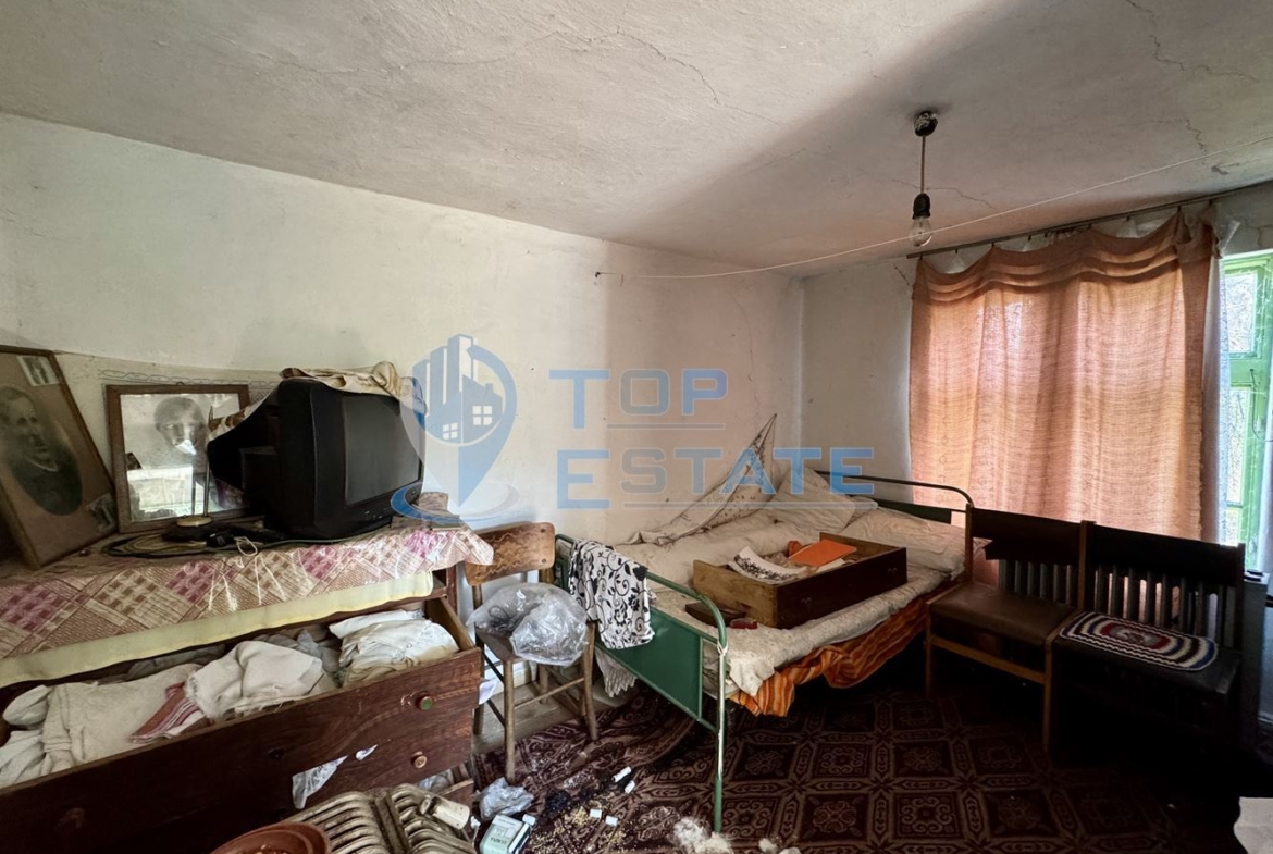 Тухлена къща с кладенец и голям двор в село Александрово, област Велико Търново - 0