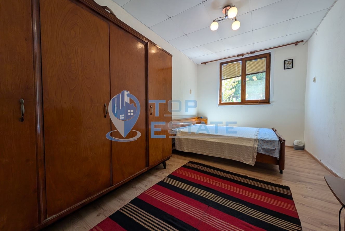 Масивна двуетажна къща в село Караисен - 0