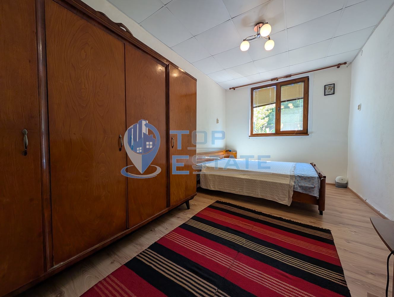 Масивна двуетажна къща в село Караисен - 0