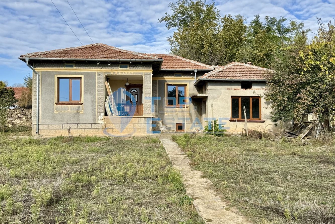 Тухлена къща с кладенец и допълнителна постройка в село Долна Липница, област Велико Търново - 0