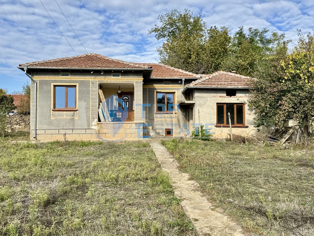 Тухлена къща с кладенец и допълнителна постройка в село Долна Липница, област Велико Търново - 0