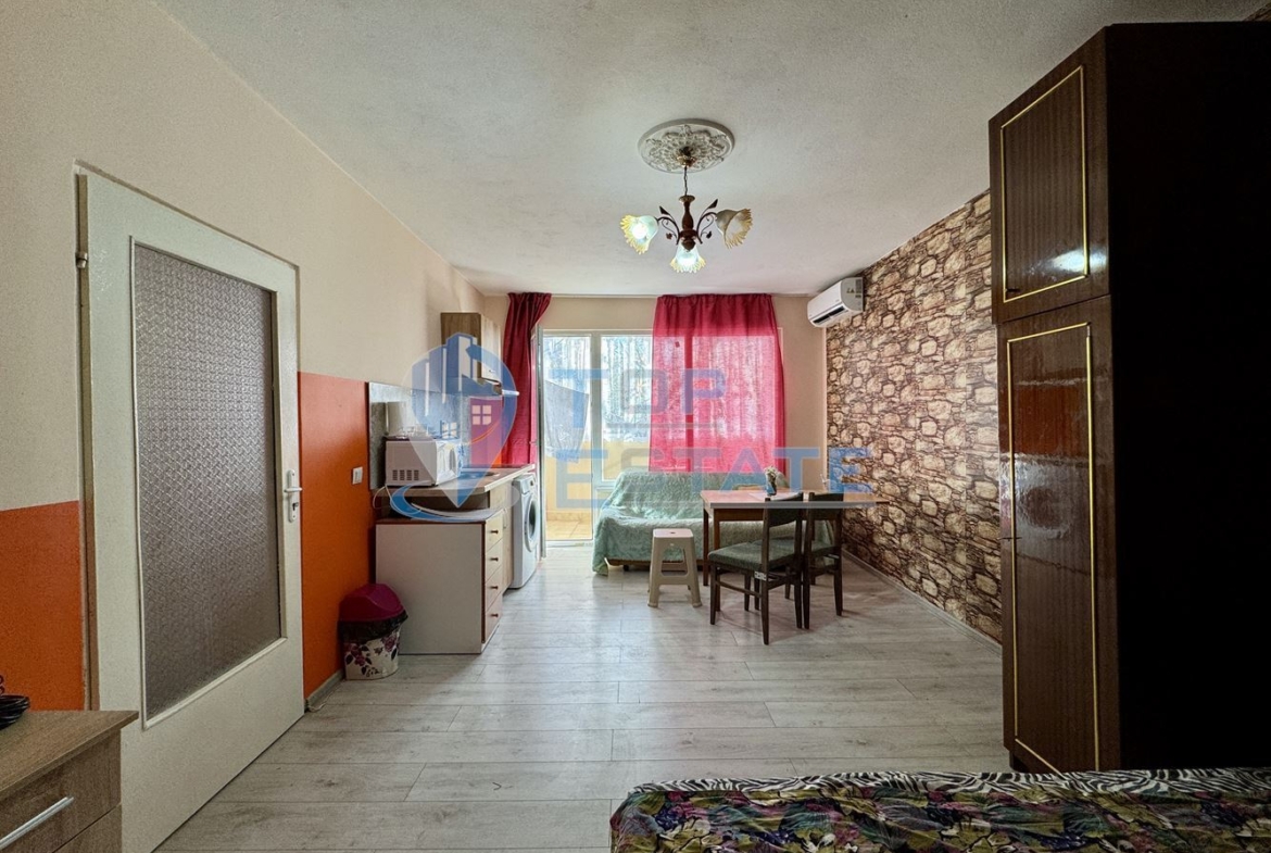 Тристаен панелен апартамент в кв. Зона Б, град Велико Търново. - 0