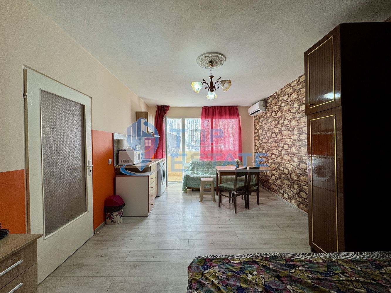 Тристаен панелен апартамент в кв. Зона Б, град Велико Търново. - 0