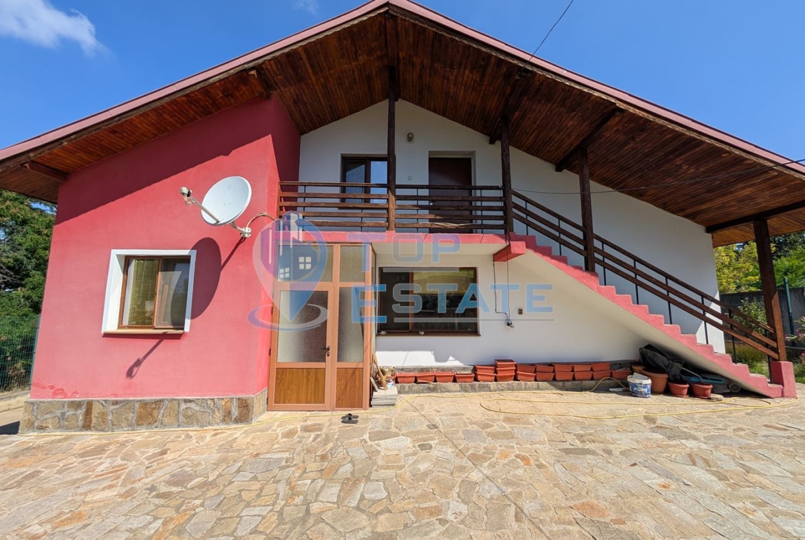 Масивна двуетажна къща в село Караисен - 0