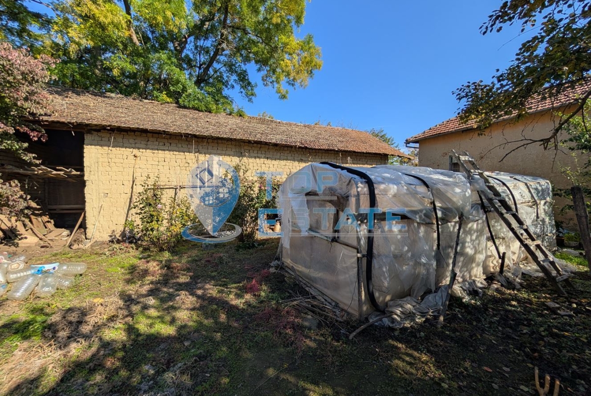 Двуетажна къща с голям двор и кладенец в село Сломер - 0