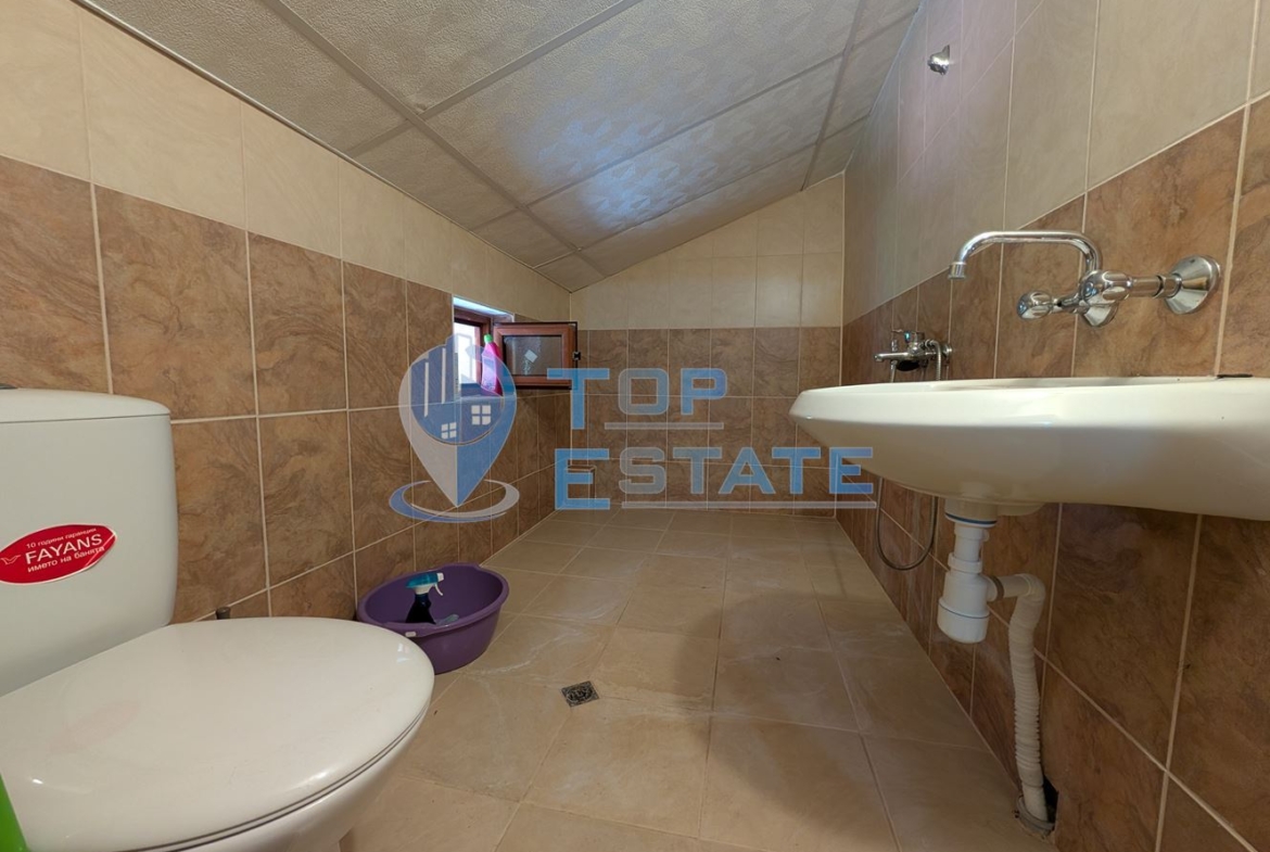 Масивна двуетажна къща в село Караисен - 0