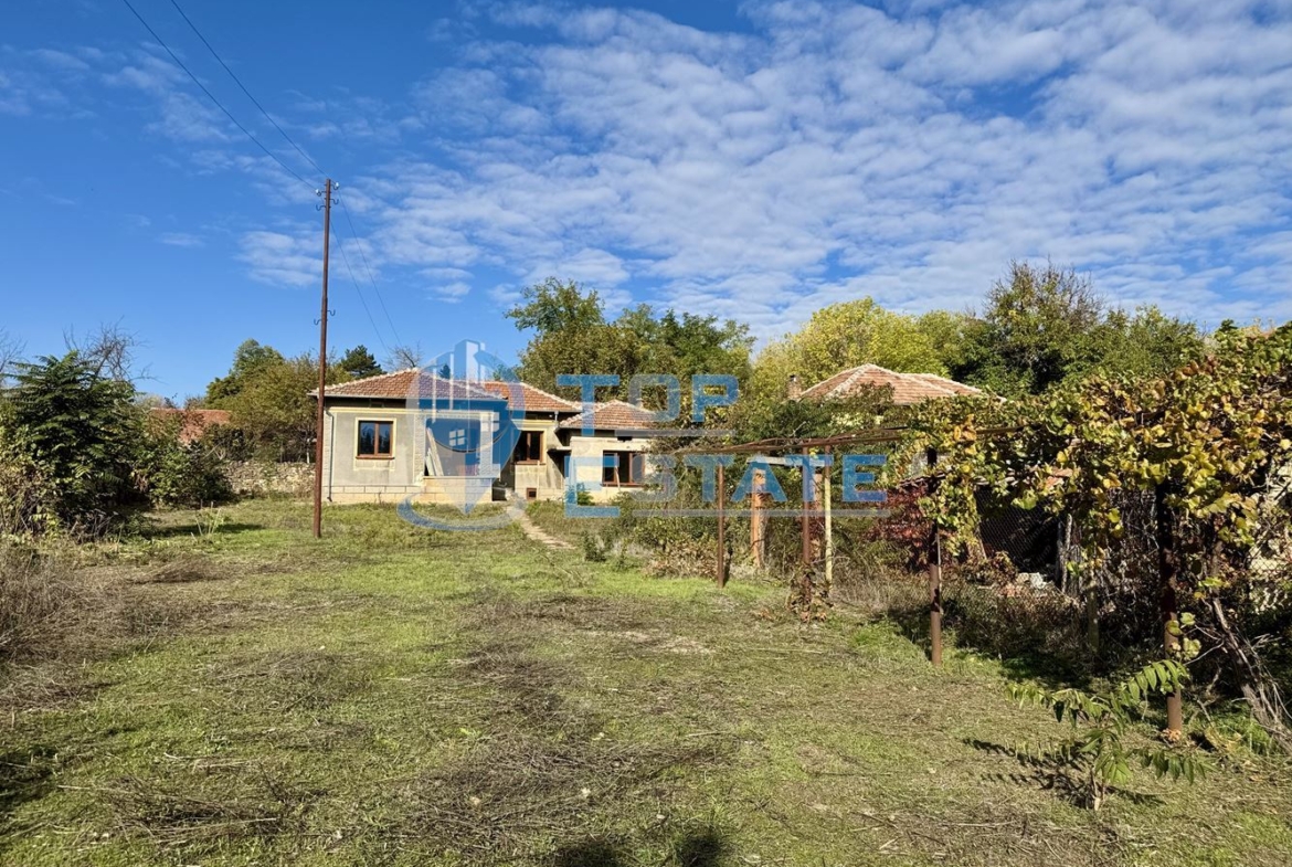 Тухлена къща с кладенец и допълнителна постройка в село Долна Липница, област Велико Търново - 0