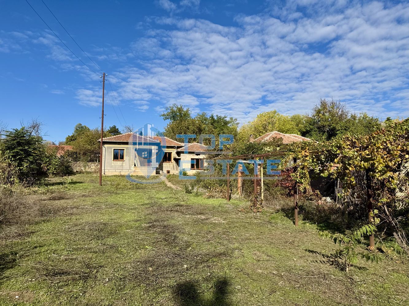 Тухлена къща с кладенец и допълнителна постройка в село Долна Липница, област Велико Търново - 0