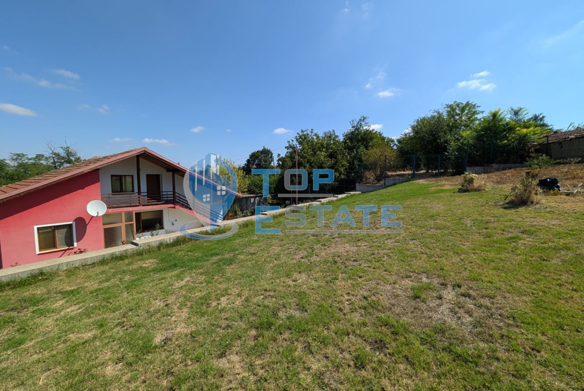 Масивна двуетажна къща в село Караисен - 0