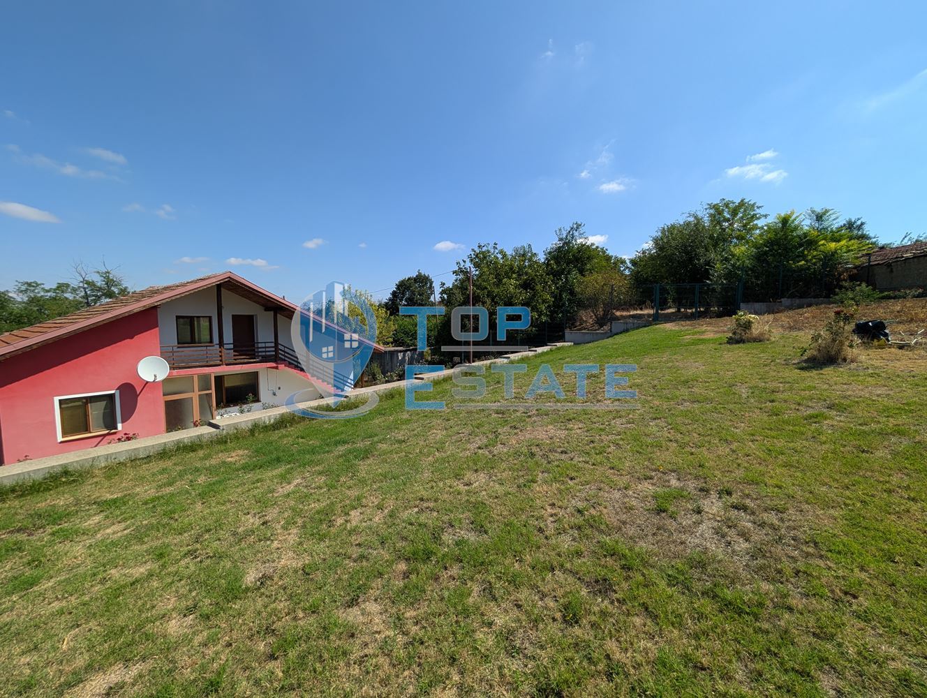 Масивна двуетажна къща в село Караисен - 0