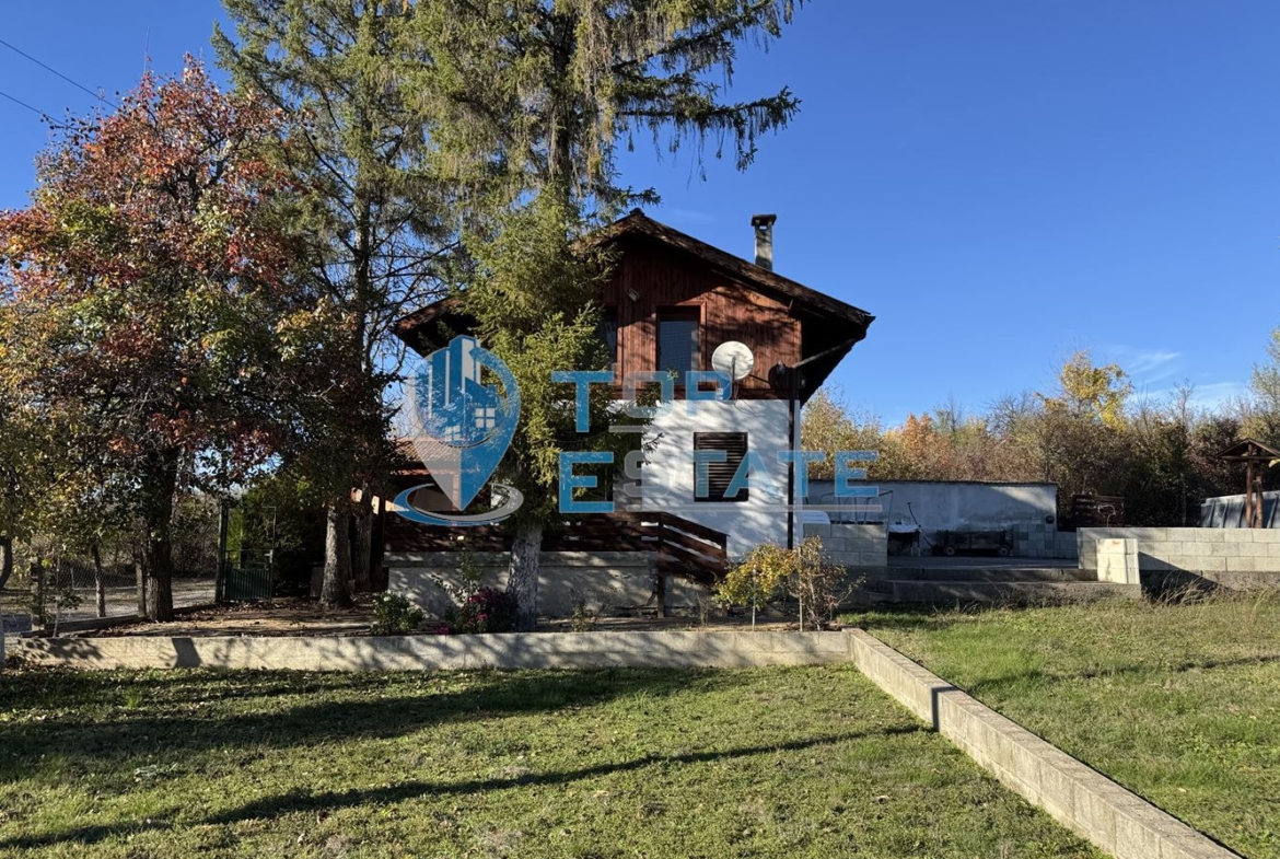 Двуетажна вила с красива гледка във вилна зона на град Дряново - 0