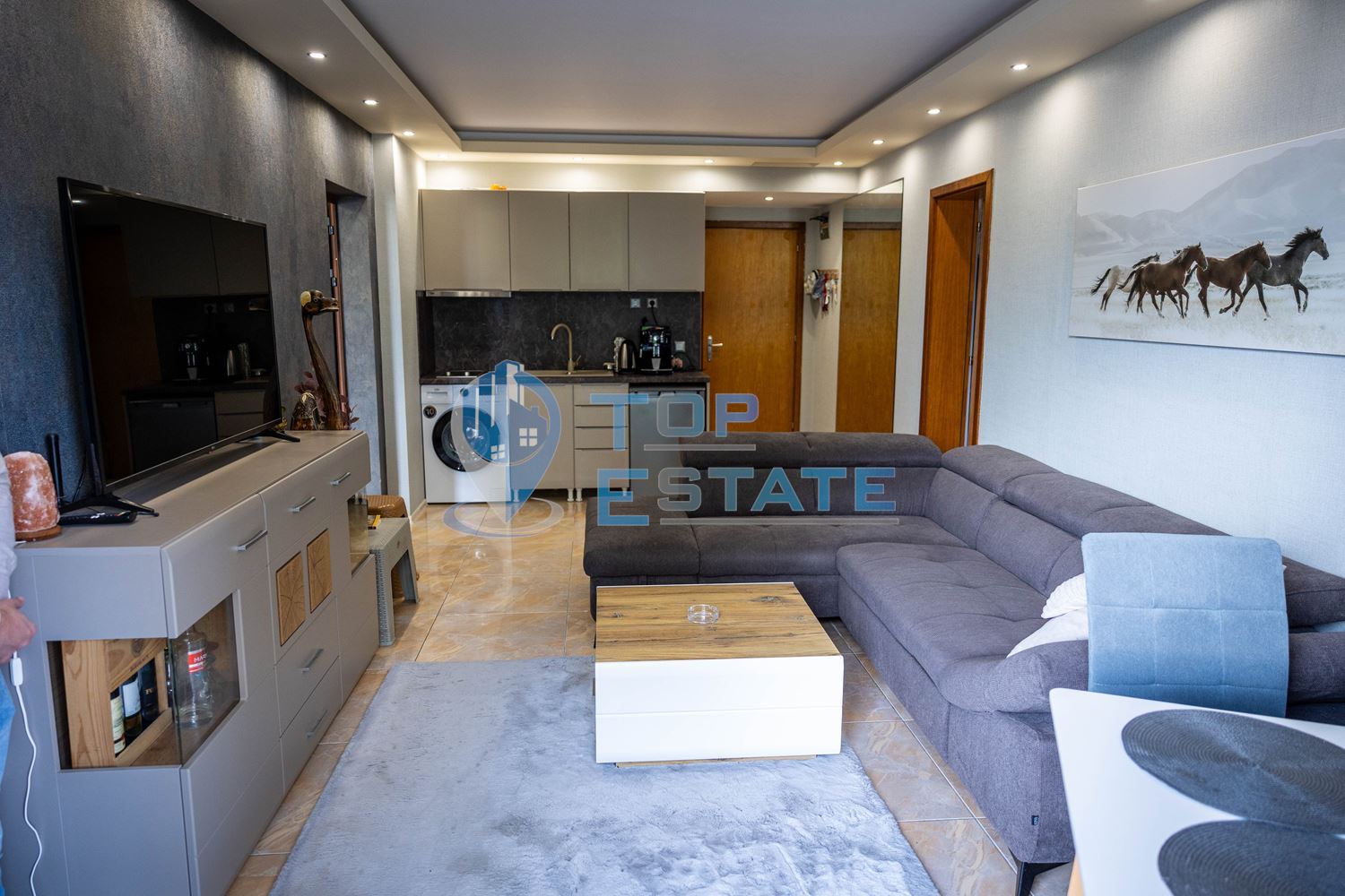 Тристаен обзаведен апартамент на първа линия в хотелски комплекс в к. к Слънчев бряг - 0