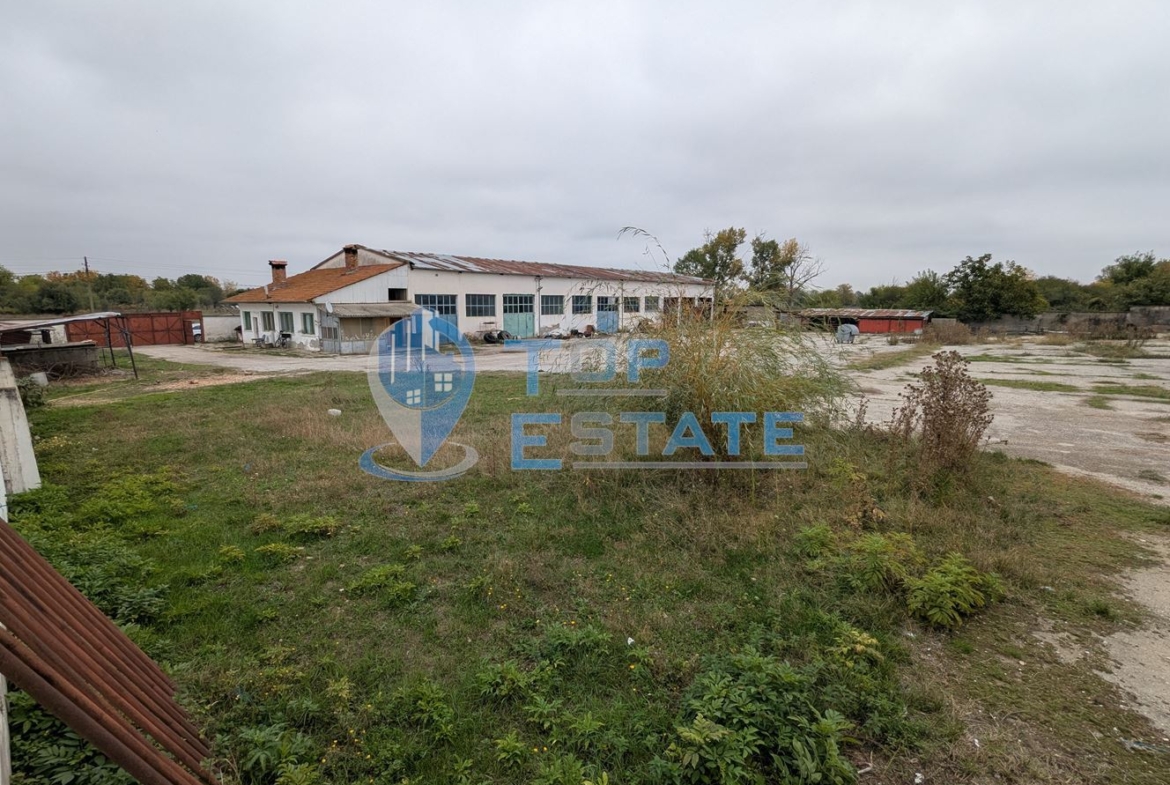 Стопански двор с жилищна част в покрайнините на село Ресен, област Велико Търново - 0