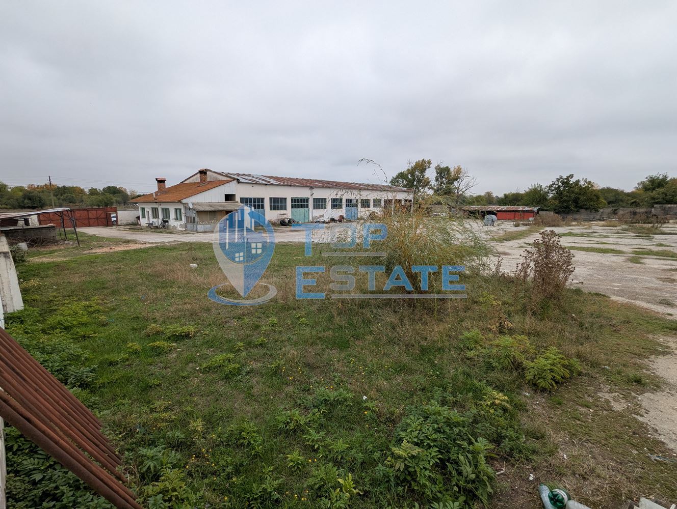 Стопански двор с жилищна част в покрайнините на село Ресен, област Велико Търново - 0