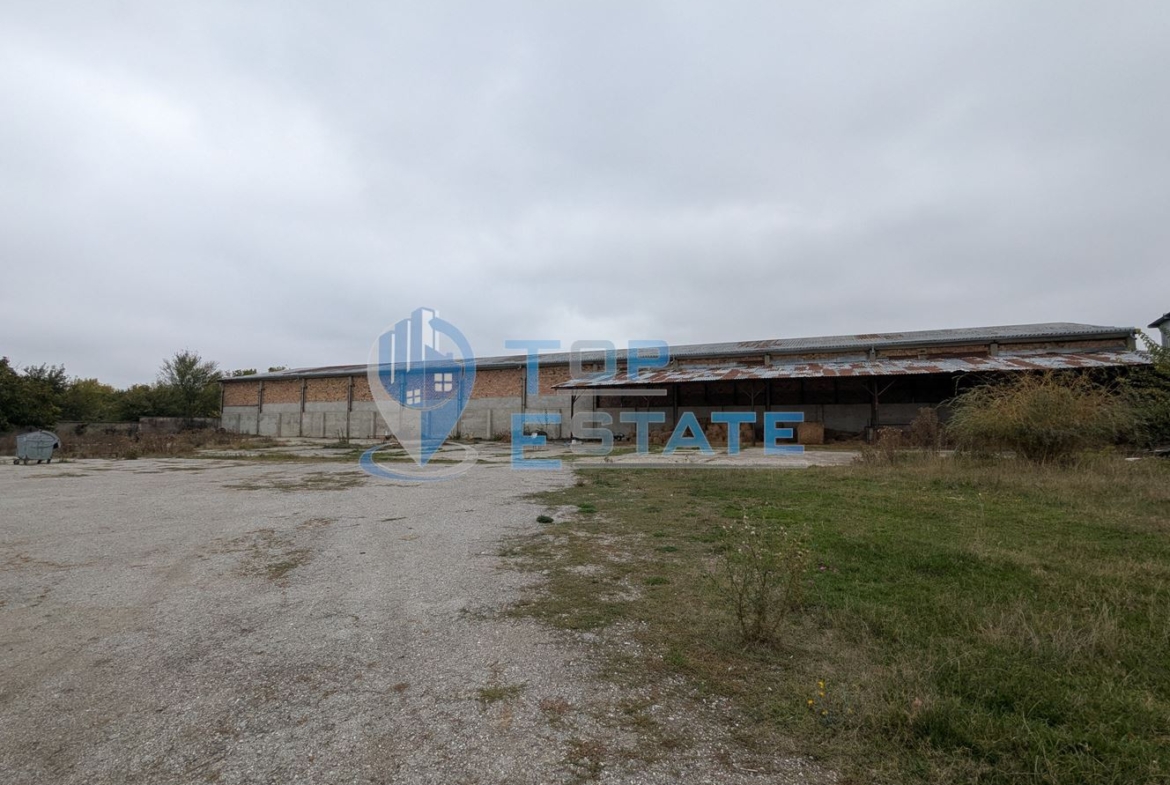 Стопански двор с жилищна част в покрайнините на село Ресен, област Велико Търново - 0