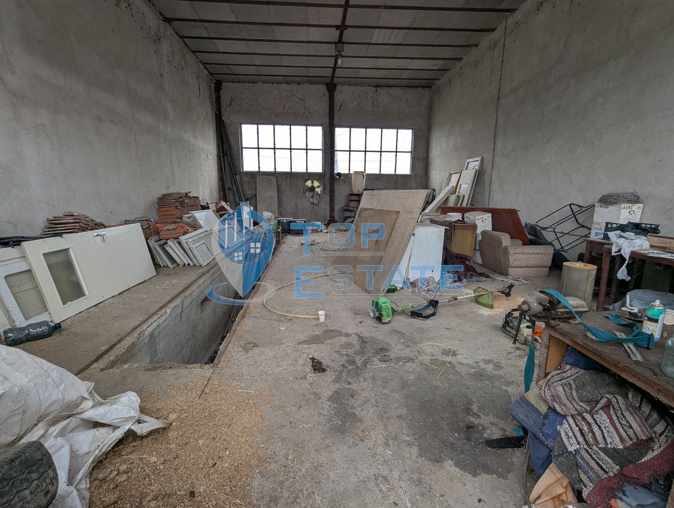 Стопански двор с жилищна част в покрайнините на село Ресен, област Велико Търново - 0