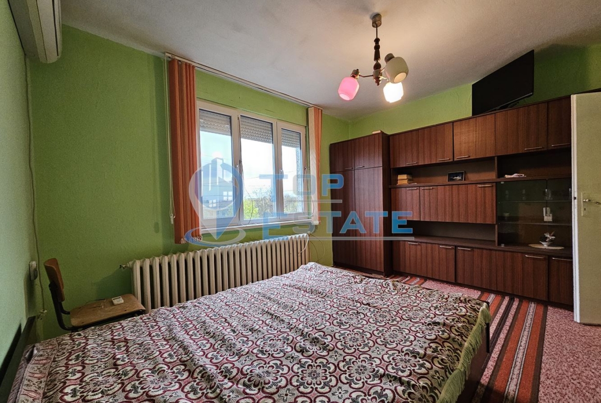 Двуетажна тухлена и обзаведена къща в село Хаджидимитрово - 0