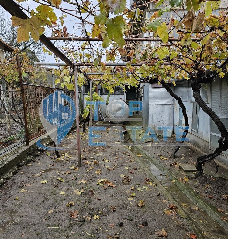 Двуетажна тухлена и обзаведена къща в село Хаджидимитрово - 0