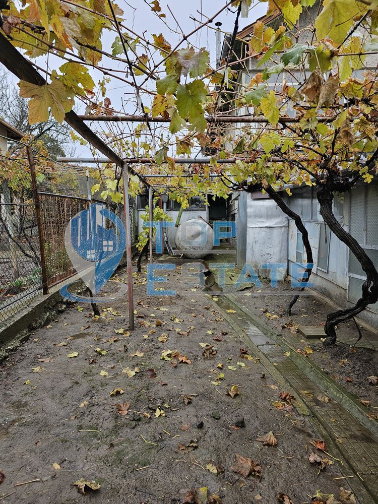 Двуетажна тухлена и обзаведена къща в село Хаджидимитрово-0 Двуетажна тухлена и обзаведена къща в село Хаджидимитрово - 0