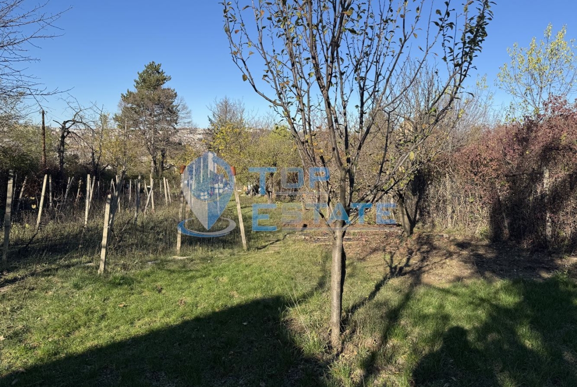 Парцел с променено предназначение за жилищно строителство в кв. Зона Б, град Велико Търново - 0