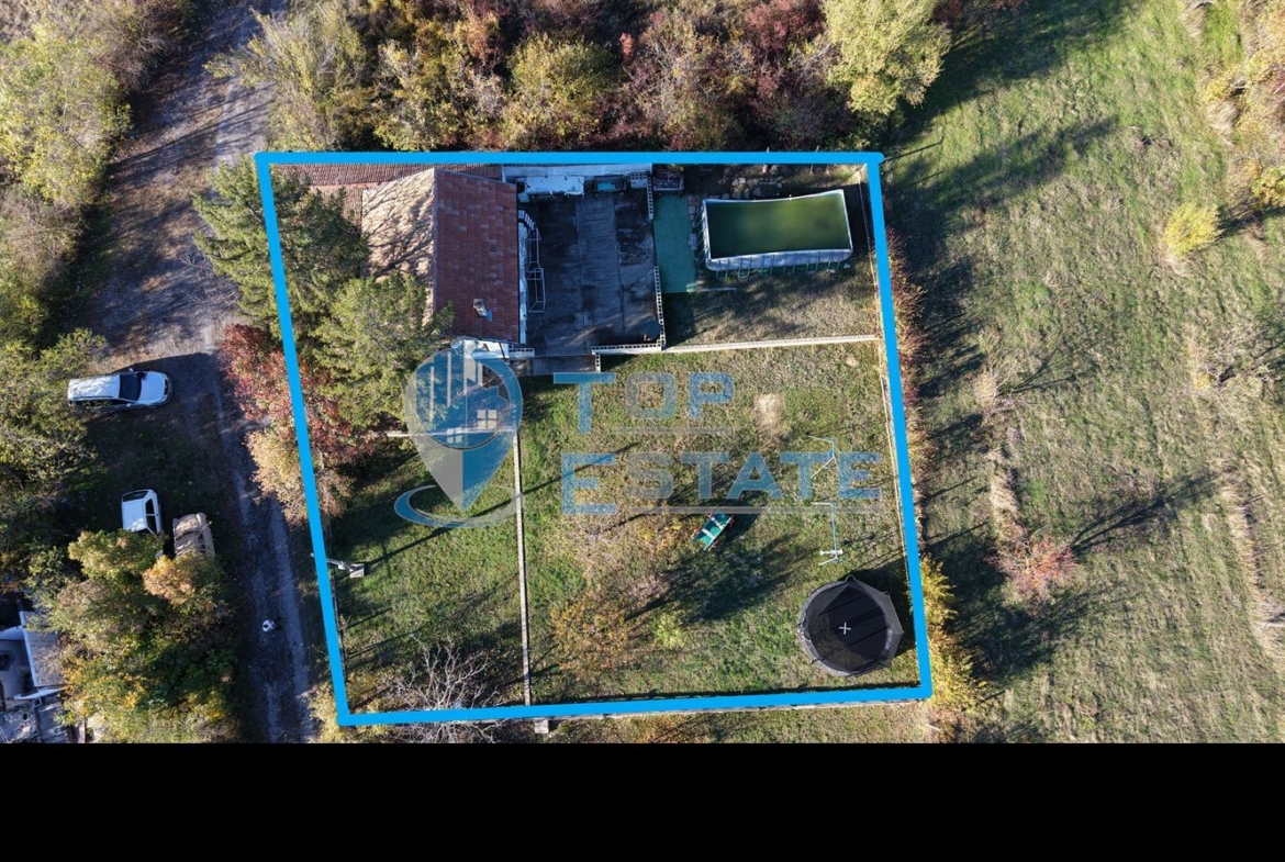 Двуетажна вила с красива гледка във вилна зона на град Дряново - 0