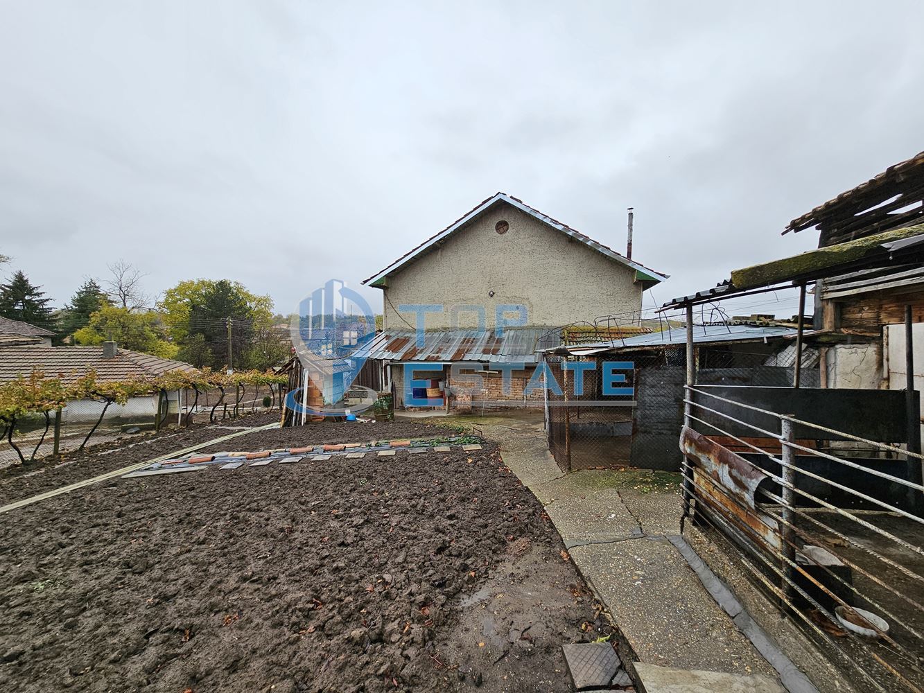 Двуетажна тухлена и обзаведена къща в село Хаджидимитрово-0 Двуетажна тухлена и обзаведена къща в село Хаджидимитрово - 0