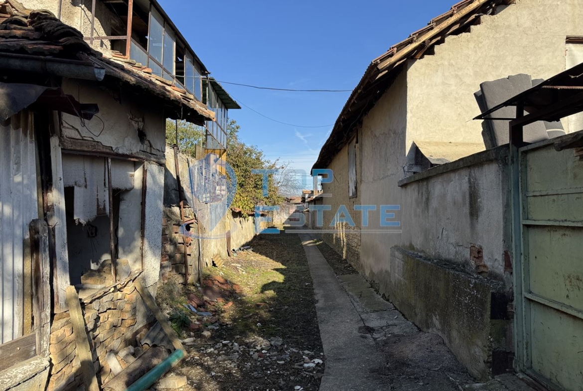 Къща с кладенец и допълнителна постройка в село Ресен, област Велико Търново - 0