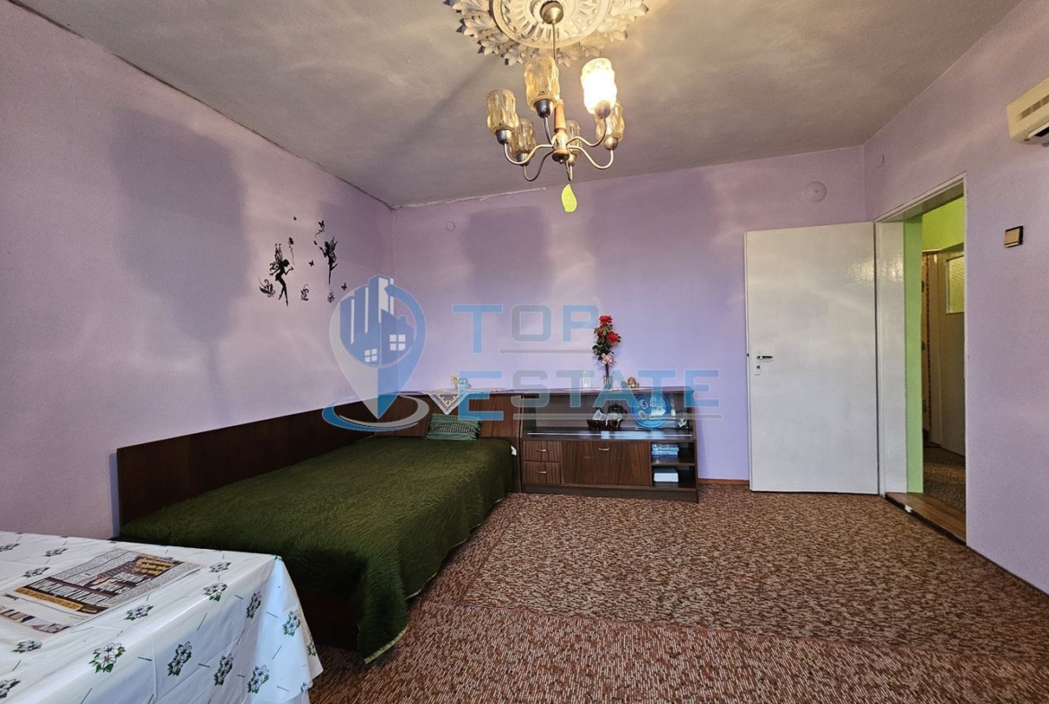 Двуетажна тухлена и обзаведена къща в село Хаджидимитрово - 0