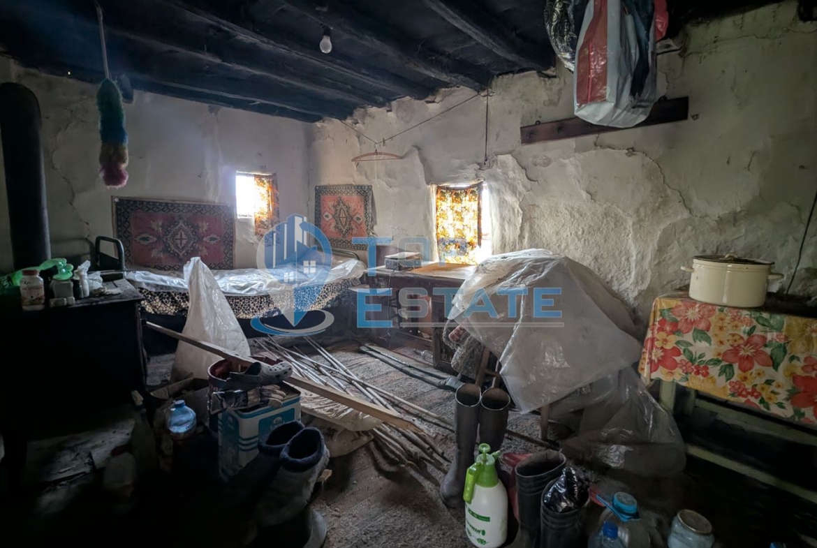 Голям парцел със стара къща в с. Балканци, общ. Стражица, обл. В.Търново - 0