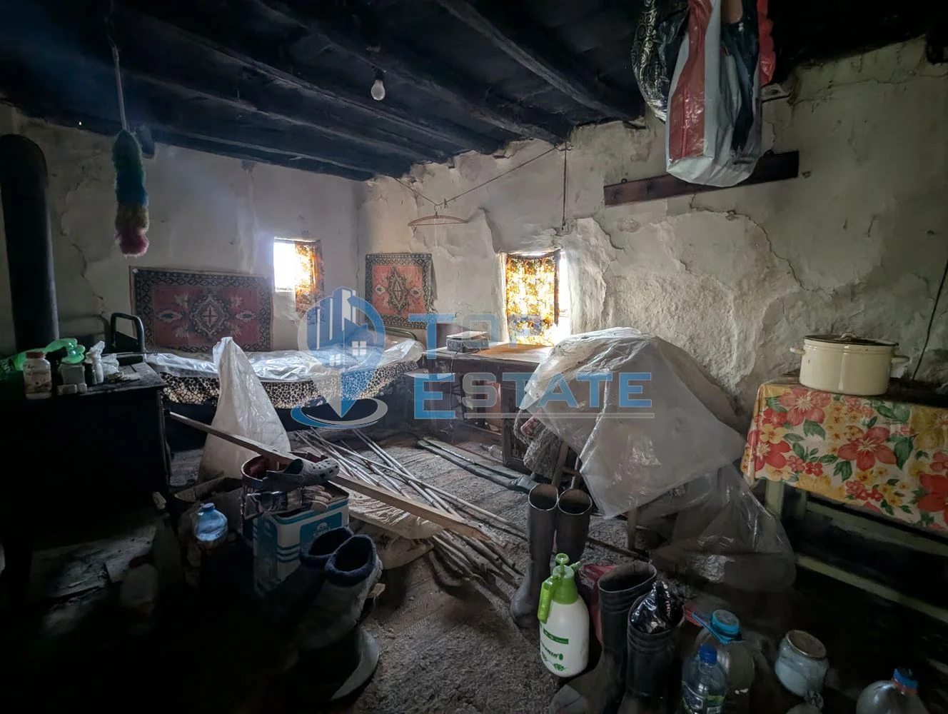 Голям парцел със стара къща в с. Балканци, общ. Стражица, обл. В.Търново - 0