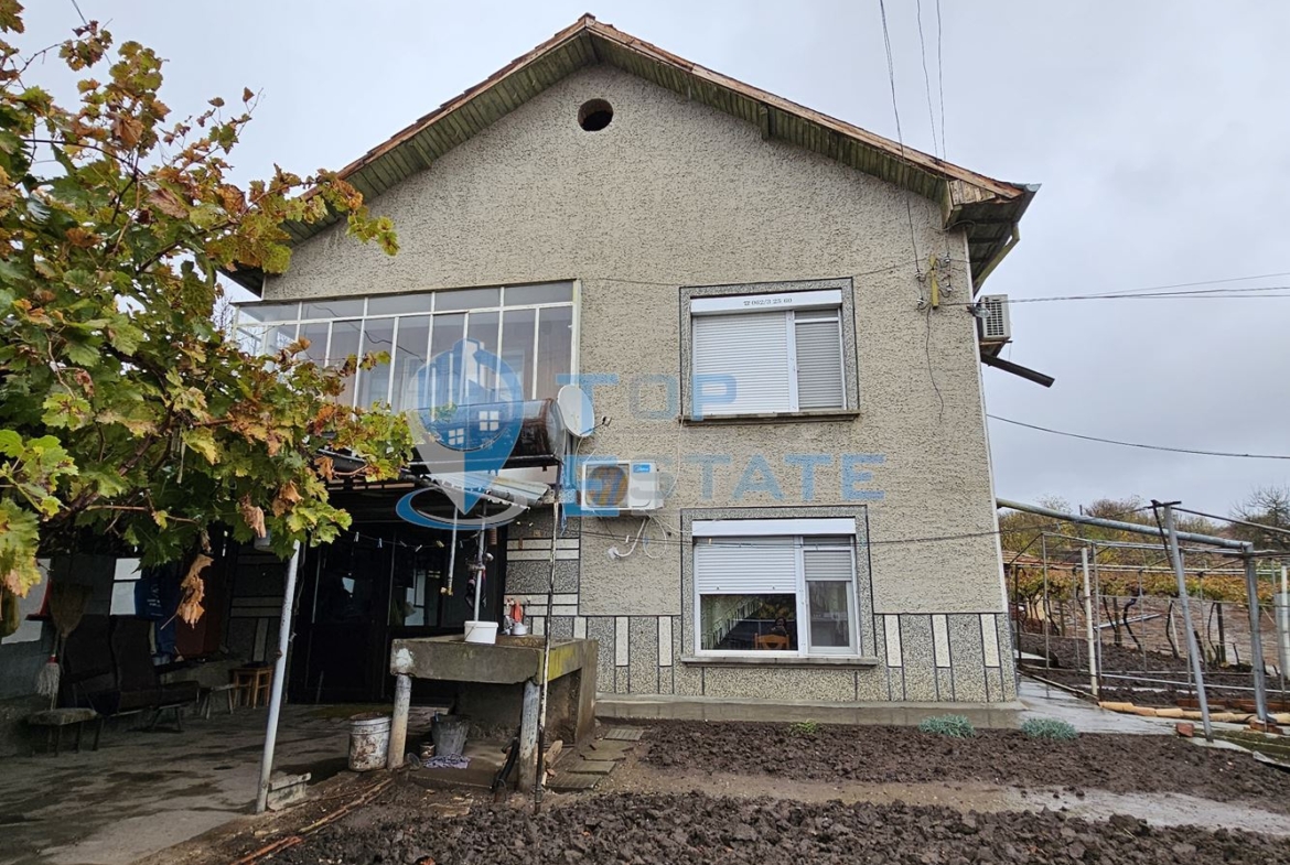 Двуетажна тухлена и обзаведена къща в село Хаджидимитрово - 0