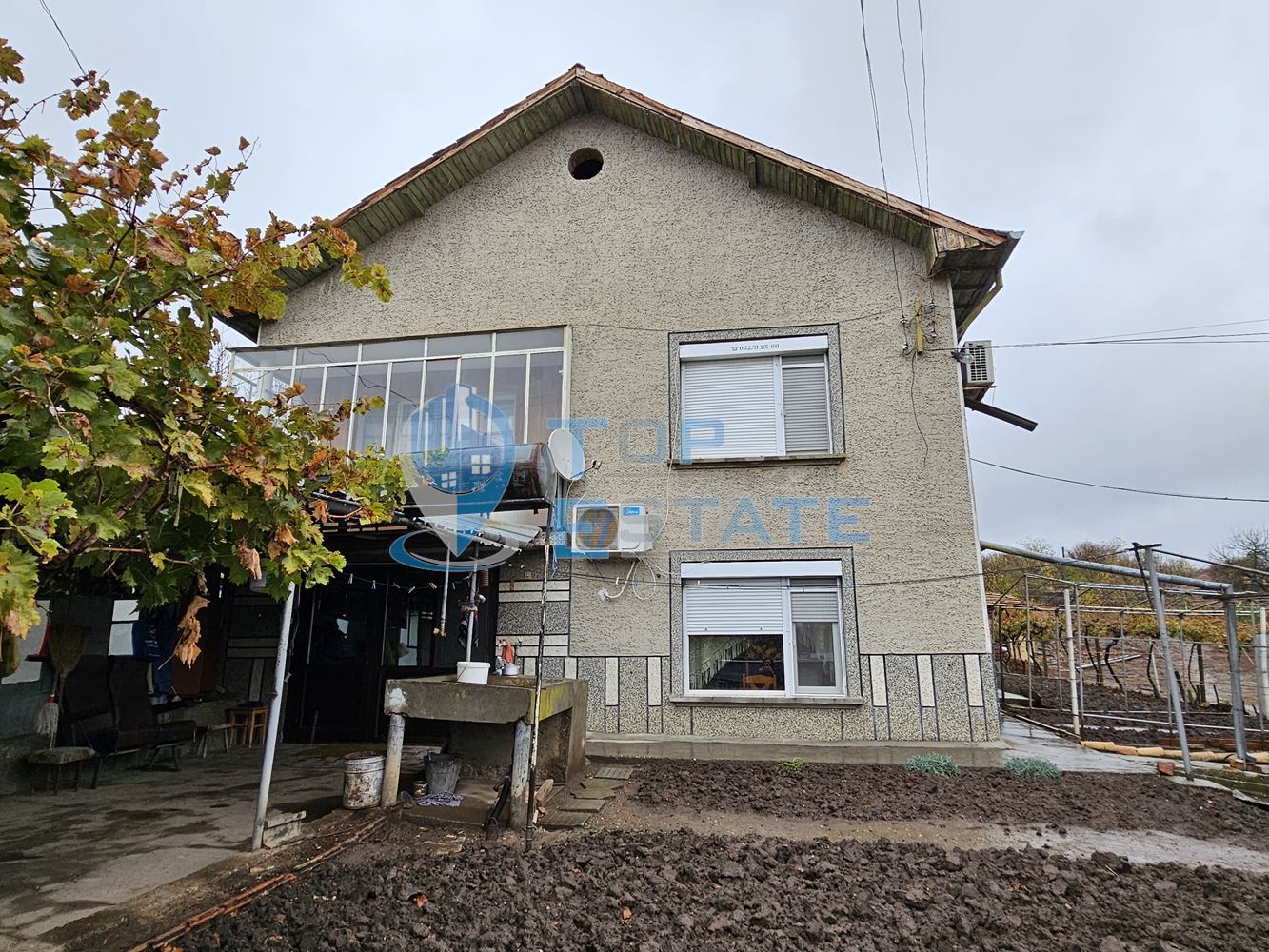 Двуетажна тухлена и обзаведена къща в село Хаджидимитрово-0 Двуетажна тухлена и обзаведена къща в село Хаджидимитрово - 0