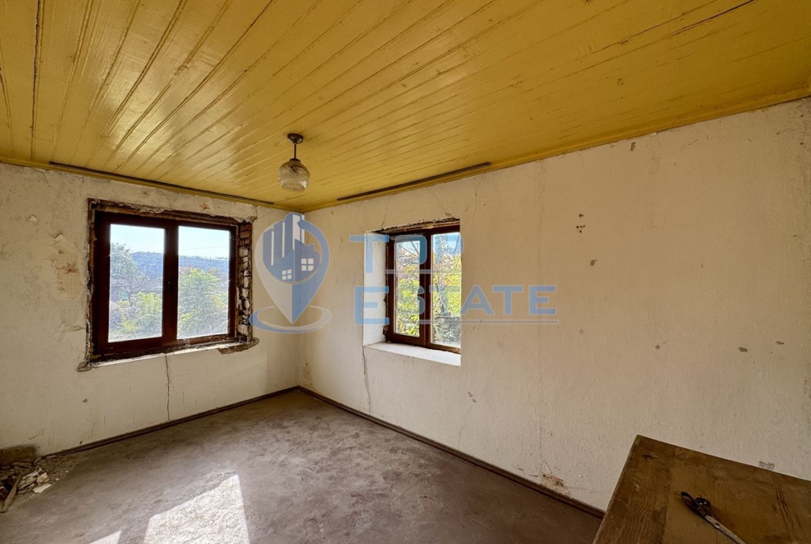 Тухлена къща с кладенец и допълнителна постройка в село Долна Липница, област Велико Търново - 0