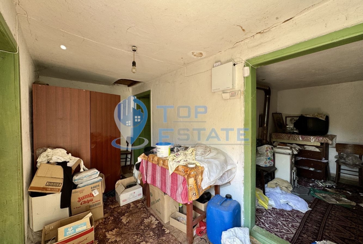 Тухлена къща с кладенец и голям двор в село Александрово, област Велико Търново - 0