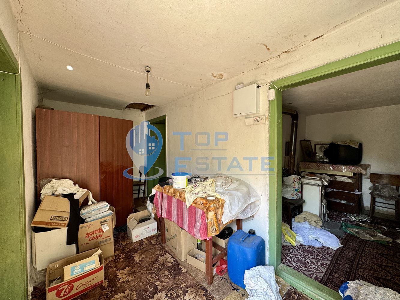 Тухлена къща с кладенец и голям двор в село Александрово, област Велико Търново - 0