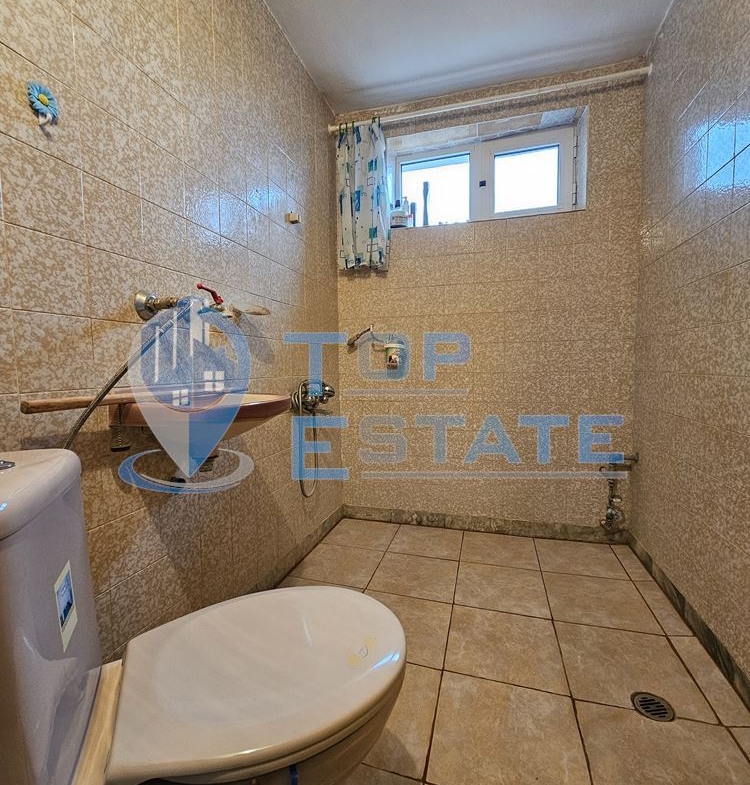 Двуетажна тухлена и обзаведена къща в село Хаджидимитрово - 0